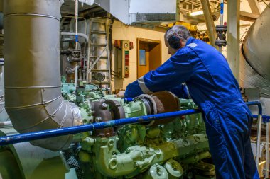 Mavili Deniz Mühendisi. Makine dairesinde çalışıyor. Denizde çalışmak. Motorcu.