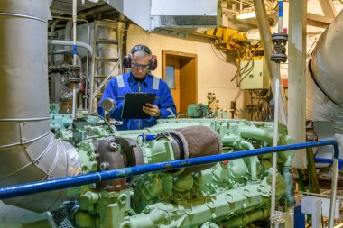 Mavili Deniz Mühendisi. Makine dairesinde çalışıyor. Denizde çalışmak. Motorcu.
