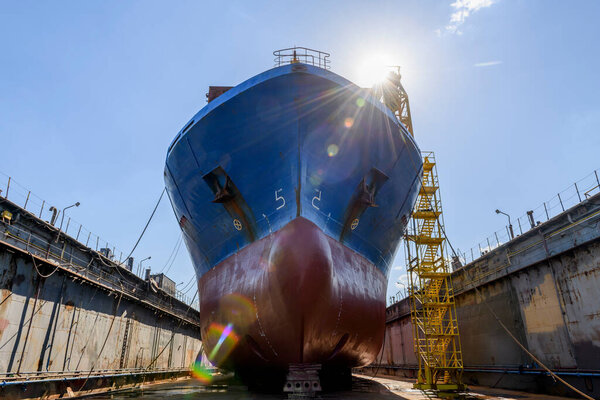 Грузовое судно в сухом доке на судоремонтной мастерской. Бульбовый лук.