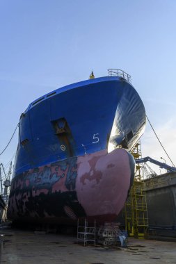 Gemi tamirhanesindeki kargo gemisi kuru rıhtımda. Kabarık fiyonk.