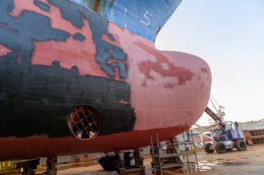 Gemi tamirhanesindeki kargo gemisi kuru rıhtımda. Kabarık fiyonk.