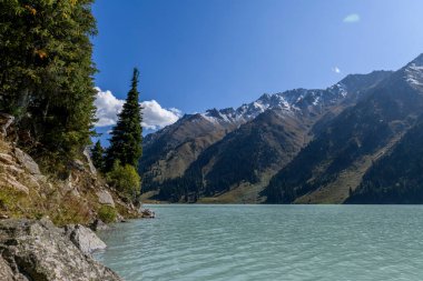 Güzel dağ gölü, orman ve dağlar. Yaz zamanı Büyük Almaty Gölü. Kazakistan 'daki dağ manzarası.