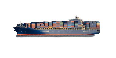 Konteynır gemisi beyaz arka planda izole edilmiş. Kargo gemisi konteynır taşıyor..