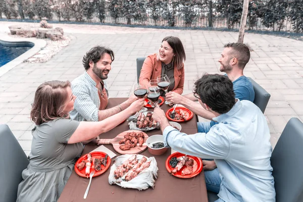 Happy Friends Having Fun Pool Terrace Drinking Red Wine Young — Zdjęcie stockowe