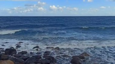 Dalgalar kıyıya vuruyor. Okyanus, deniz, mavi.