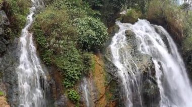 Vietnam 'da şelale. Su akıyor..