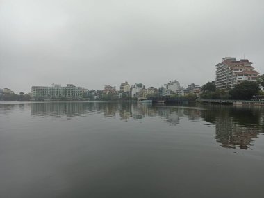 Şehir manzarası, Ha Noi, Vietnam. Nehir ya da göl kenarındaki evler.