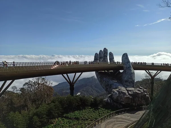 Puente Dorado Vietnam Manos Piedra Sobre Las Nubes —  Fotos de Stock