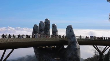 Altın Köprü Ba Na Hill Vietnam. Bulutların üzerindeki dev eller ve mavi gökyüzü.