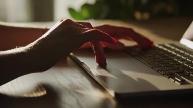 Kadın Eller Laptop Dokunmatik Defterini Yavaş çekimde Güneş Işığıyla Kapatın