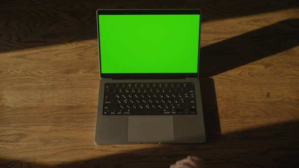 ラップトップの緑の画面を表示します Enterキーを押します 白人女性腕のフレームを入力し 遅い動きでコンピュータのキーボードのボタンを押す — ストック動画