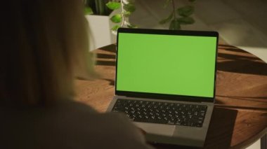 Yeşil ekranlı dizüstü bilgisayar. Chroma Key Bilgisayarını İzleyen Kadın. Tanımlanamayan beyaz kadın ağır çekimde el yapımı model bir arabaya bakıyor.