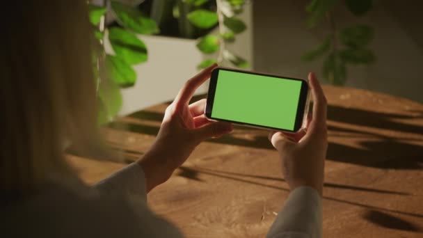 Smartphone Pantalla Verde Ver Chroma Key Smart Phone Mujer Caucásica — Vídeos de Stock