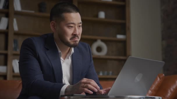 Homme Affaires Réussit Employé Prospère Asiatique Homme Adulte Recevoir Prix — Video
