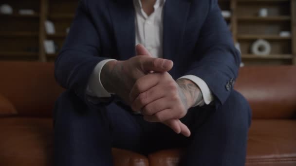Close Extremo Empresário Tatuou Mãos Terno Esmagado Câmera Lenta Escritório — Vídeo de Stock