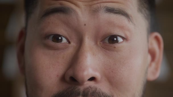 Primer Plano Los Ojos Hombre Asiático Sorprendido Sus Cejas Levantándose — Vídeos de Stock