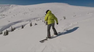 Freeride Snowboard sporu. Güneşli bir kış gününde kırsalda snowboard 'a binmek