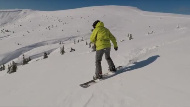 フリーライドスノーボード 晴れた冬の日にバックカントリーでスノーボードに乗る — ストック動画