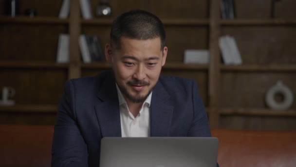 Empresário Trabalhando Laptop Homem Asiático Navegando Line Terno Vestindo Adulto — Vídeo de Stock