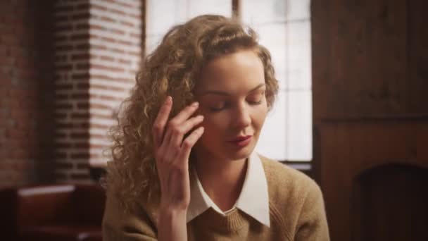Handheld Portrait Curly Caucasian Woman Looking Camera Inslow Motion — Videoclip de stoc