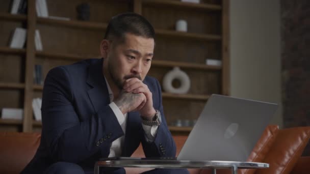 圧力の下でビジネスマン ビジネスマンは決定を下す アジア系の大人の男は彼の仕事に重点を置いて感じている — ストック動画