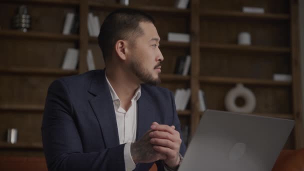 Modern Businessman Portrait Asian Man Suit Looking Camera Loft Office — Vídeo de Stock