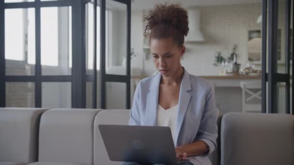 Geschäftsfrau Arbeitet Laptop Frau Surft Online Auf Computer Und Tablet — Stockvideo