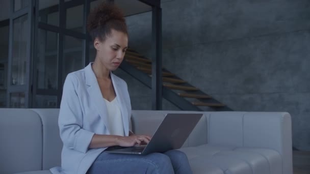 ノートパソコンに入力するビジネスウーマン 屋内でコンピュータに取り組む女性 — ストック動画