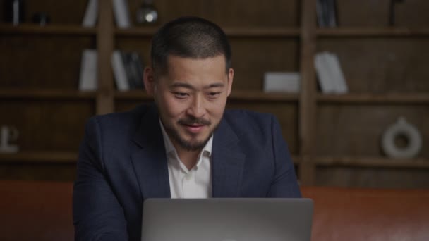 Businessman Working Laptop Asian Man Browsing Online Suit Wearing Adult — Wideo stockowe