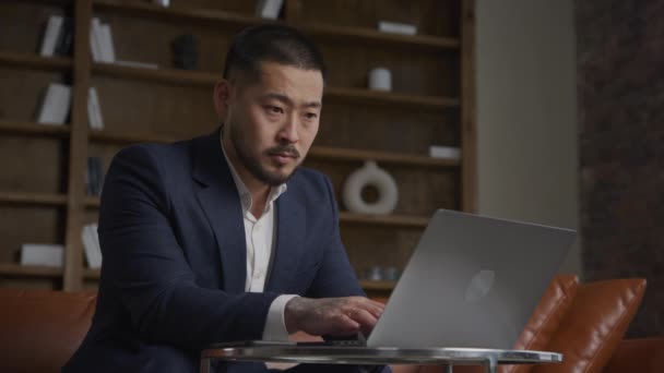 Businessman Working Laptop Man Typing Computer Adult Asian Entrepreneur Tattoed — 비디오