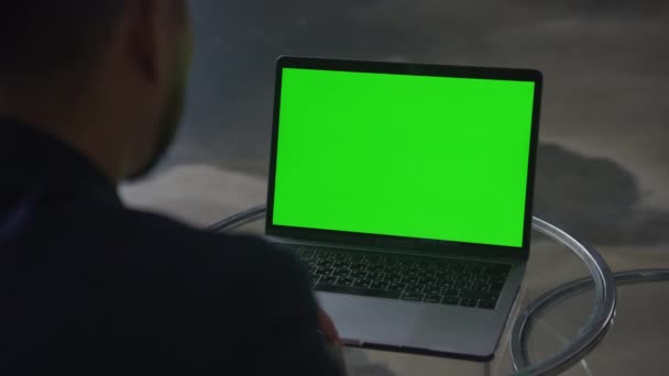 Зеленый Экран Хромированной Клавиши Ноутбука Над Плечом Замедленной Съемке — стоковое видео
