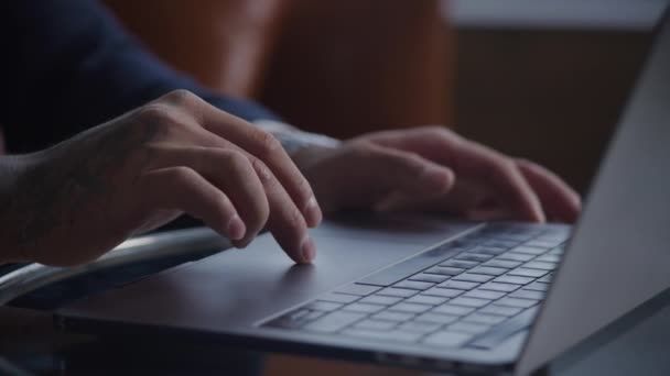 Женатый Взрослый Прокручивает Руки Тачпаде Ноутбука Бизнесмен Просматривающий Онлайн Компьютере — стоковое видео