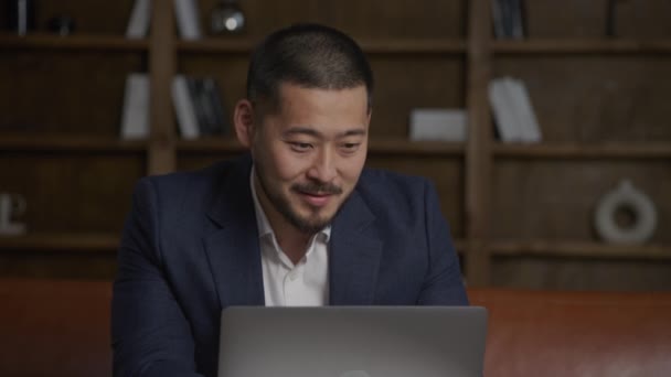 Azjatycki Biznesmen Pracujący Laptopie Biurze Poddaszu Garniturze — Wideo stockowe