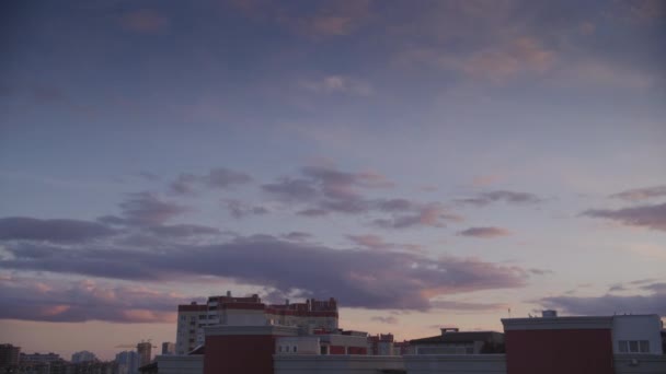 日没の都市の時間経過 現代の高層ブロックで夕暮れにCloudscape — ストック動画
