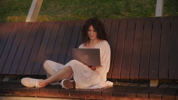 Student Studying Online Park Young Caucasian Woman Using Laptop Outdoors — Vídeos de Stock