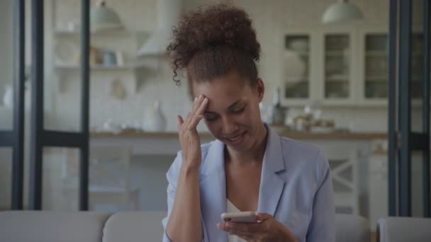 Woman Getting Raise Businesswoman Receive Job Offer Her Smart Phone — Vídeo de Stock