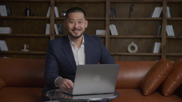 Entrepreneur Portrait Businessman Looking Camera Front His Laptop Office — Stok video
