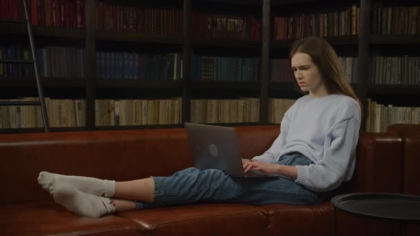Student Care Reușește Examen Femeie Care Primește Vești Proaste Laptopul — Videoclip de stoc