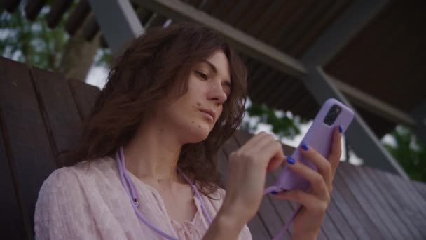 Young Woman Browsing Smartphone Park Slow Motion — Vídeos de Stock
