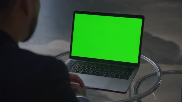 Бизнесмен Смотрит Ноутбук Зеленым Экраном Хрома Ключ Помещении Портативный Замедленной — стоковое видео