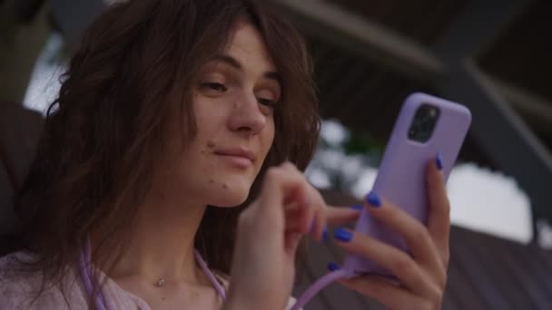 Молодая Женщина Просматривает Смартфоне Взволнован Кавказская Студентка Делает Покупки Онлайн — стоковое видео