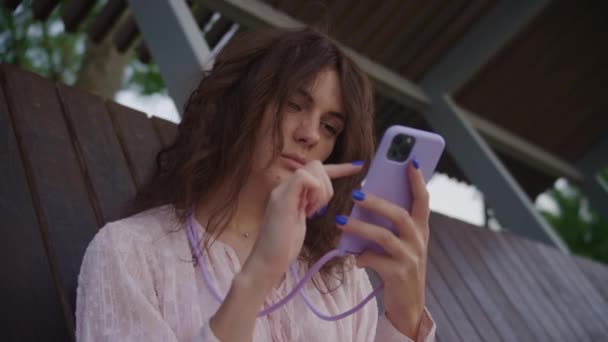 Young Woman Browsing Smartphone Park Slow Motion — Vídeo de stock