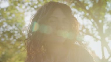 Rüya gibi bir kadın portresi, Kafkasyalı genç bir kadın ağır çekimde el kamerasıyla çekilmiş.