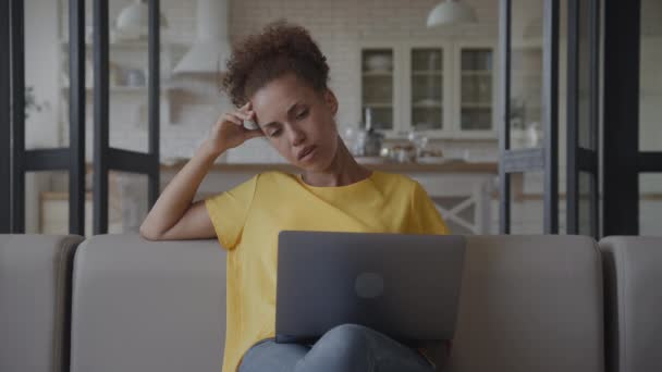 Upprörd Kvinna Arbetar Laptop Inomhus Sin Lägenhet Slow Motion — Stockvideo