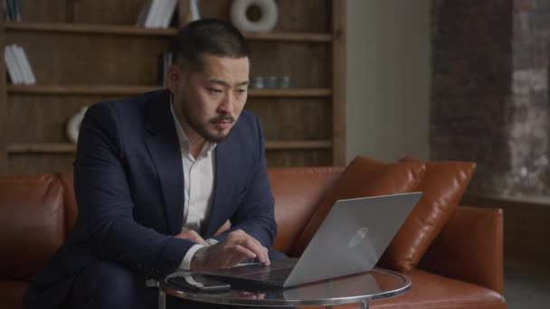Businessman Browsing Laptop His Office Adult Asian Man Wearing Suit — Stockvideo
