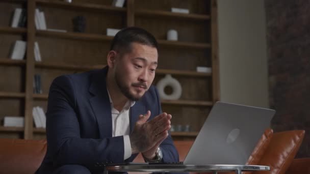 Homem Negócios Pensativo Tentar Resolver Problema Adulto Asiático Tatuado Homem — Vídeo de Stock