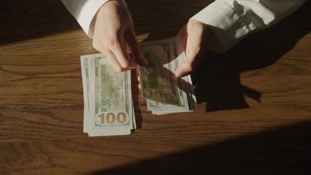 Вид Зверху Руки Підрахунок Грошових Грошей Доларів Повільному Русі Приміщенні — стокове відео
