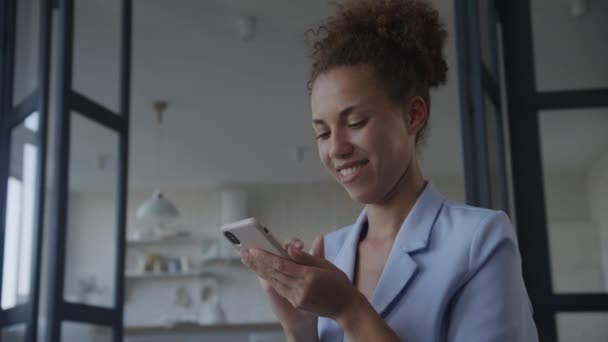 Woman Browsing Online Smart Phone Indoors African American Businesswoman Surfing — Αρχείο Βίντεο