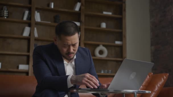 Businessman Trouble Entrepreneur Reading Bad News Asian Tattoed Man Suit — 비디오
