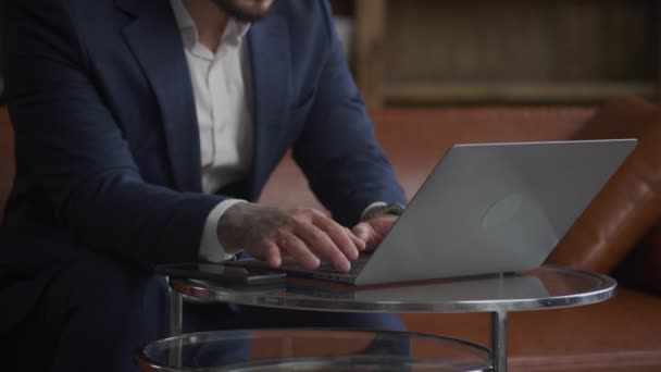 Unrecognizable Tattooed Businessman Hands Typing Laptop Loft Office Slow Motion — Video Stock
